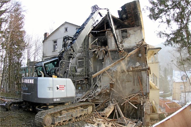 Seit zwei Tagen läuft der Abriss der „Loges-Schule“ (oben), der noch einige Wochen dauern wird. Am Alten Kaiserweg (links) ist hingegen die weitere Vorgehensweise noch unklar.  Fotos: Schlegel
