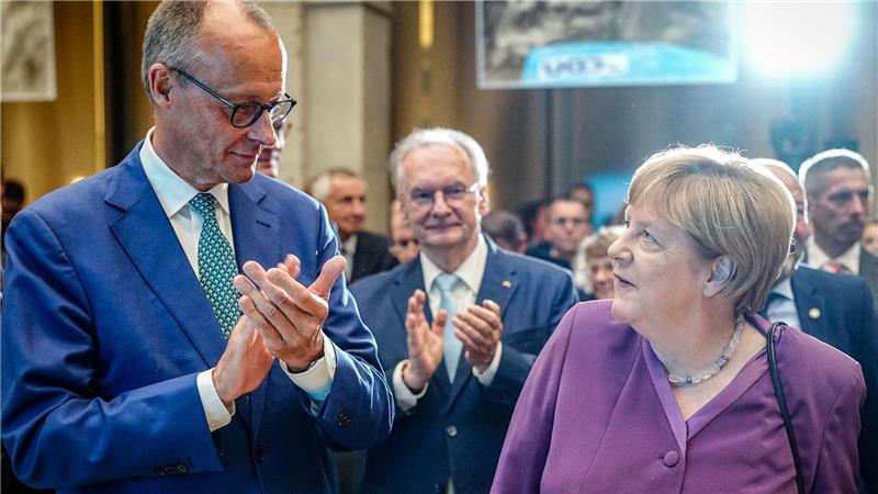 Was man über Friedrich Merz wissen sollte Seitdem die damalige CDU-Vorsitzende Angela Merkel Friedrich Merz 2002 vom Vorsitz der Unionsfraktion verdrängt hatte, gilt das Verhältnis der beiden CDU-Granden als belastet. (Archivbild)