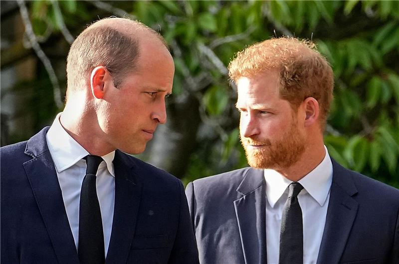 Rätselraten um Prinz Harrys Memoiren Seitdem sich Prinz Harry (r) vom britischen Königshaus gelöst hat, ist das Verhältnis zwischen ihm und seinem Bruder Prinz William eher angespannt.