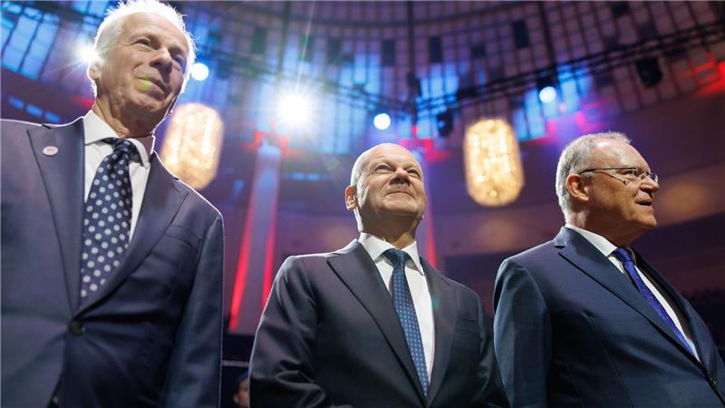 Seite an Seite: Kanadas Sondergesandter Stéphane Dion (v.l.), Kanzler Olaf Scholz und Niedersachsens Ministerpräsident Stephan Weil setzen auf mehr Zusammenarbeit.