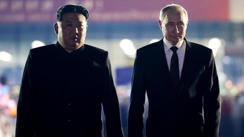 Russland strebt Abbau von Nordkorea-Sanktionen an Seite an Seite: Kim und Putin (Archivbild)