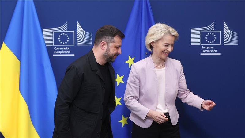 Bilder des Tages Seite an Seite: Ursula von der Leyen, Präsidentin der Europäischen Kommission, geht mit Wolodymyr Selenskyj, Präsident der Ukraine, vor einem Treffen im EU-Hauptquartier.