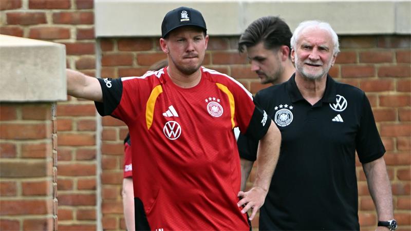 Völler macht als Sportdirektor weiter: Gesamtpaket passt Seite an Seite bei der WM: Ex-Bundestrainer Julian Nagelsmann (l) und sein Förderer Rudi Völler. (Archivbild)
