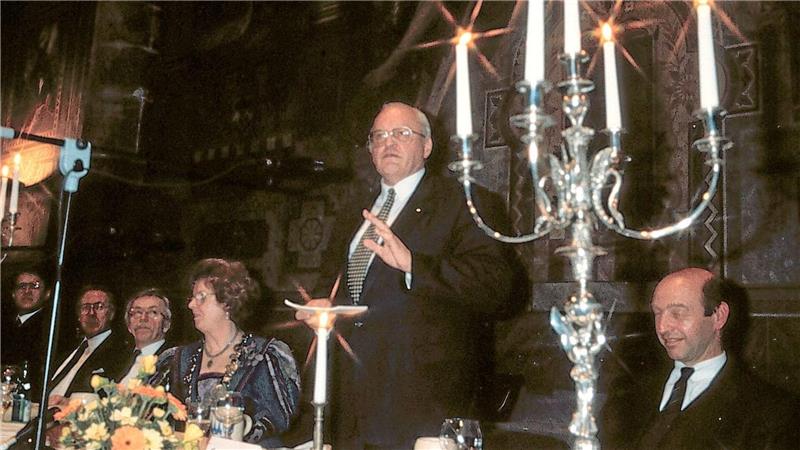 Ehemaliger Goslarer Oberstadtdirektor wird 80 Jahre alt Seite an Seite mit Bundespräsident Roman Herzog: Beim Goslarschen Pancket im März 1995 rahmten Oberbürgermeisterin Marta Lattemann-Meyer und Oberstadtdirektor Georg Michael Primus den Ehrengast ein. Archivfoto: Schenk