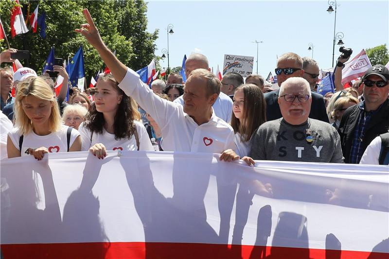 Protest in Warschau gegen Polens Regierung Seite an Seite: Donald Tusk (3.v.l) und Lech Walesa (2.v.r).