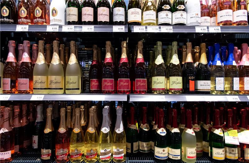 Sekt darf ohne Folienkapsel am Flaschenhals verkauft werden. Doch viele große Sekthersteller sind skeptisch.