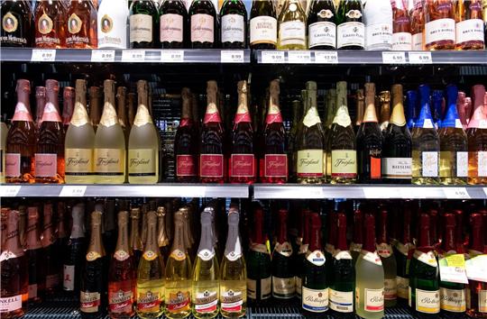 Sekt darf ohne Folienkapsel am Flaschenhals verkauft werden. Doch viele große Sekthersteller sind skeptisch.