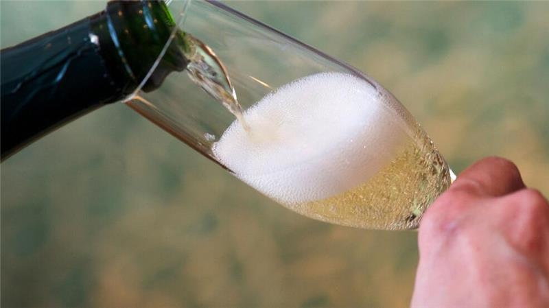Sekt - immer öfter alkoholfrei oder mit Sirup Sekt wird in der Weihnachtszeit und zu Silvester besonders gerne getrunken. (Illustrationsfoto)