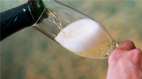 Sekt wird in der Weihnachtszeit und zu Silvester besonders gerne getrunken. (Illustrationsfoto) 