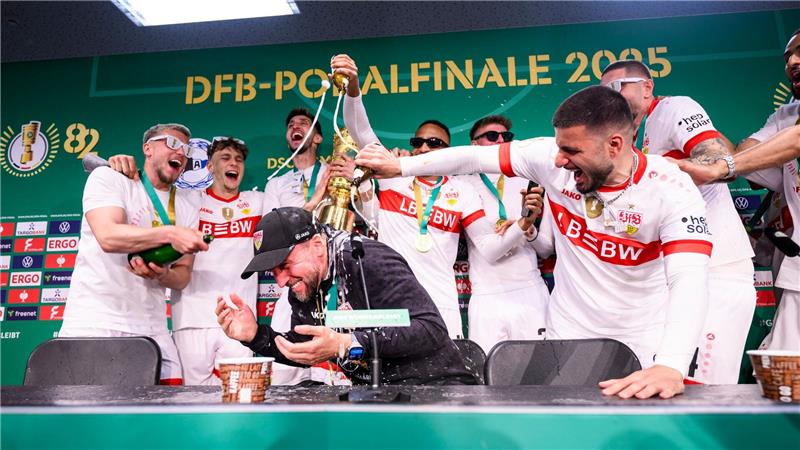 Sektdusche für den Coach: Nach dem Pokalsieg gab es reichlich erinnerungswürdige Momente. (Archivbild)