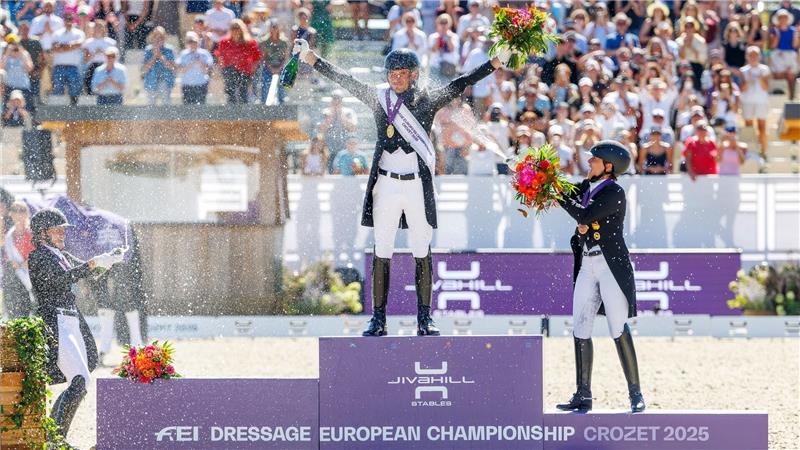 Werth scheitert bei Dressur-EM erneut am 10. Einzel-Gold Sektdusche für den Sieger: Isabell Werth (r) feiert mit Europameister Justin Verboomen (M).