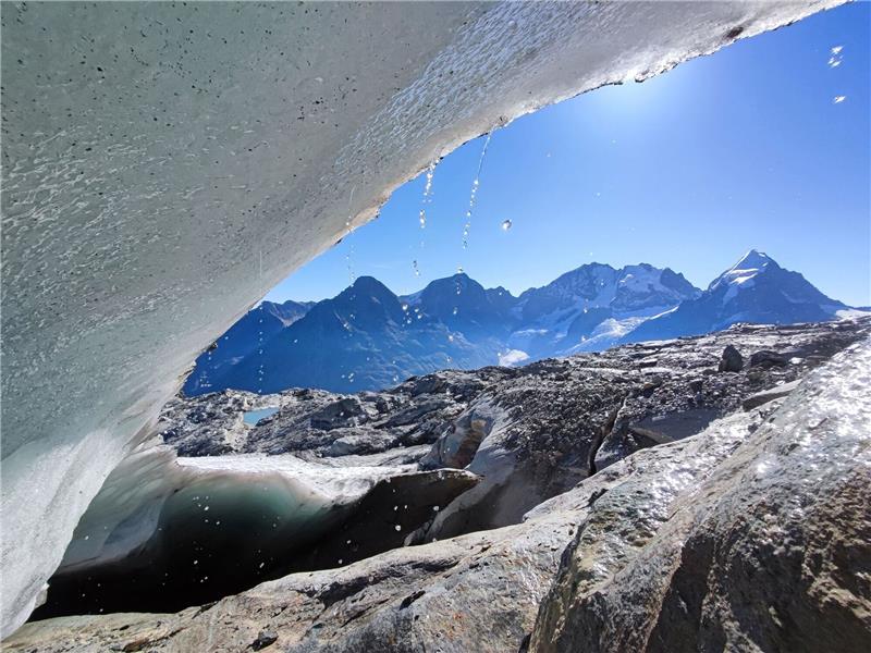Schweizer Gletscher um zehn Prozent geschmolzen Selbst Mitte September schmilzt das Eis des Vadret dal Murtèl auf einer Höhe von 3100 Meter am Fuße des Piz Bernina rapide.