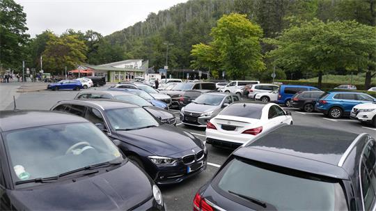 Ein Parkplatz voller Autos.