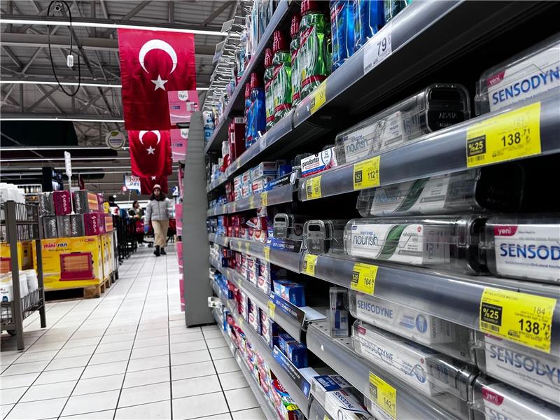 Selbst die Zahnpasta ist diebstahlgeschützt. Im Dezember er lag die Teuerungsrate in der Türkei bei knapp 65 Prozent.