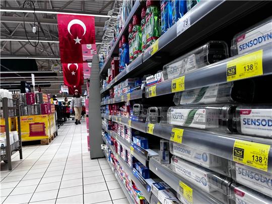 Selbst die Zahnpasta ist diebstahlgeschützt. Im Dezember er lag die Teuerungsrate in der Türkei bei knapp 65 Prozent.