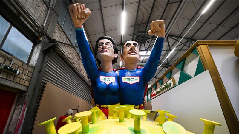 Selbst ein Rosenmontagswagen in Köln wurde Sahin und Türeci 2022 gewidmet. (Archivbild)