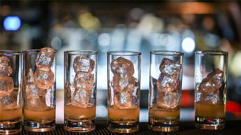 Selbst gebrannter Alkohol ist oft mit Methanol versetzt. Der Stoff ist giftig und kann zum Tod führen. (Symbolbild)