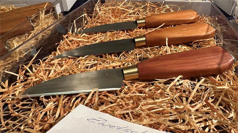„Altenauer Eigenart“ lockt Hunderte von Besuchern Selbst gefertigte Tscherper-Messer bietet Bernhard Kraft aus Clausthal-Zellerfeld in Altenau an.