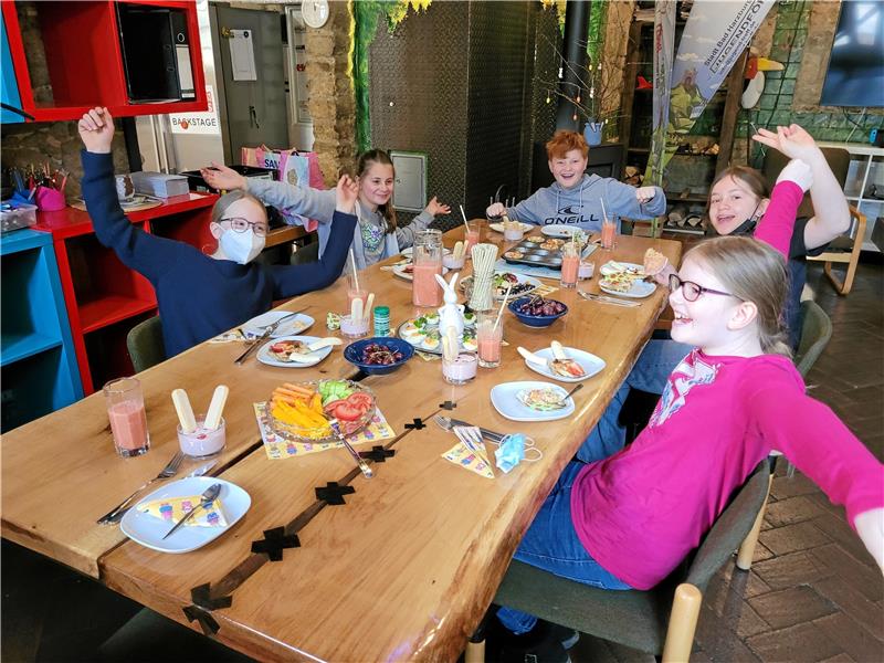 Harzburger Kinder essen Hasen im Glas und fahren Kart wie Mario Selbst gemacht schmeckt‘s eben doch immer noch am besten – das finden offensichtlich auch die Kinder im Jugendtreff. Bei Sophie Helmstedt (kleines Bild, rechts) geht es hingegen kreativ zur Sache. Fotos: Exner