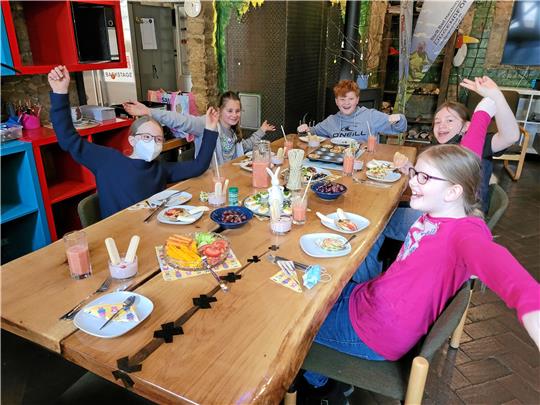 Selbst gemacht schmeckt‘s eben doch immer noch am besten – das finden offensichtlich auch die Kinder im Jugendtreff. Bei Sophie Helmstedt (kleines Bild, rechts) geht es hingegen kreativ zur Sache.  Fotos: Exner