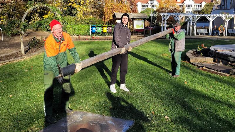 Ohne Menschen wie Peter Kopp (76) gäbe es keine Harzburger Krippe Selbst mit 76 Jahren packt Peter Kopp (rechts) noch an, auch wenn es mal etwas Schweres zu tragen gibt.