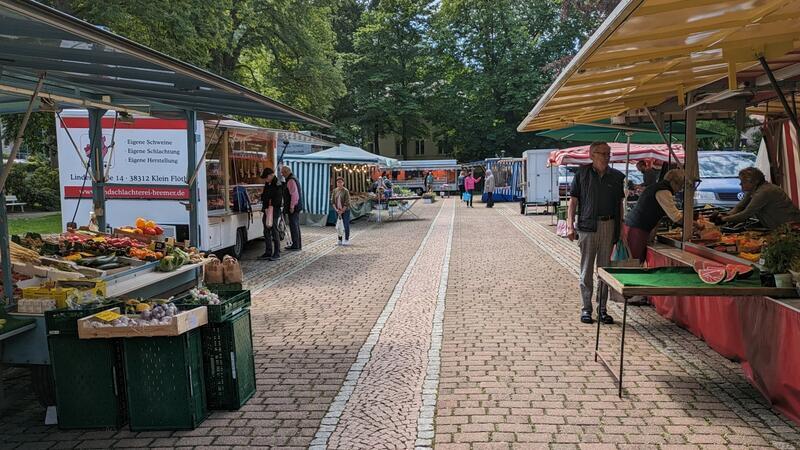 Auf dem Wochenmarkt in Bad Harzburg ist kaum etwas los.