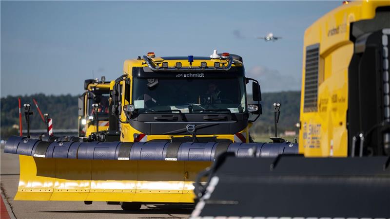 Machen selbstfahrende Schneepflüge den Flughafen sicherer? Selbstfahrende Schneepflüge könnten nach Einschätzung eines großen Herstellers in einigen Jahren eingesetzt werden. (Archivbild)