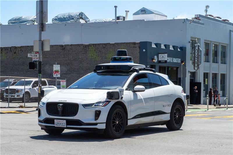Selbstfahrendes Auto überfährt Hund Selbstfahrendes Auto der Google-Schwesterfirma Waymo im Straßenverkehr von San Francisco.