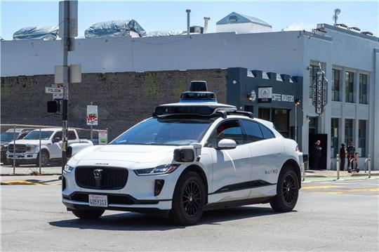 Selbstfahrendes Auto der Google-Schwesterfirma Waymo im Straßenverkehr von San Francisco.