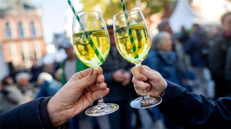 Sekt - immer öfter alkoholfrei oder mit Sirup Selbstgemachte Aperitifs sind zunehmend gefragt. (Archivbild)