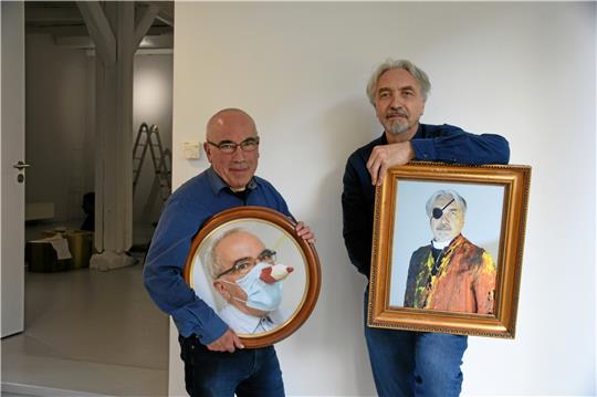 Selbstportraits mit Aussage: Yuri Albert (links) und Vadim Zakharov sind bereits in Goslar und bauen im Mönchehaus ihre Ausstellungen mit auf. Am 7. Oktober wird das Schaffen der Moskauer Konzeptualisten mit dem Kaiserring gewürdigt. Foto: Kempfer