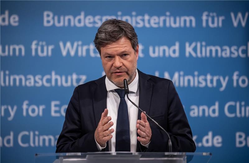 Habeck: Tauziehen um schnelle Planung auf Länder verlagert «Selbverständlich findet sehr viel der Umsetzung auf Länder- oder kommunaler Ebene statt», sagte Bundeswirtschaftsminister Robert Habeck.
