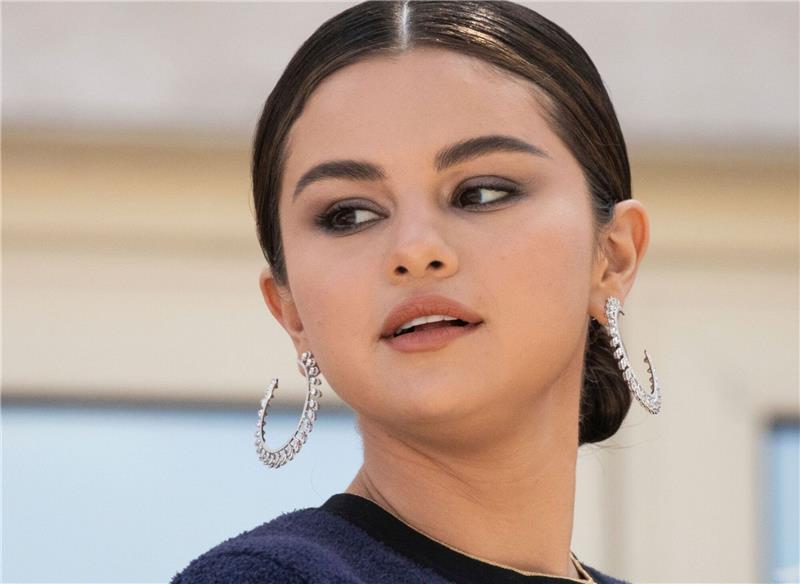 Wie sich Selena Gomez die Hand gebrochen hat Selena Gomez trägt aktuell einen Gipsverband.
