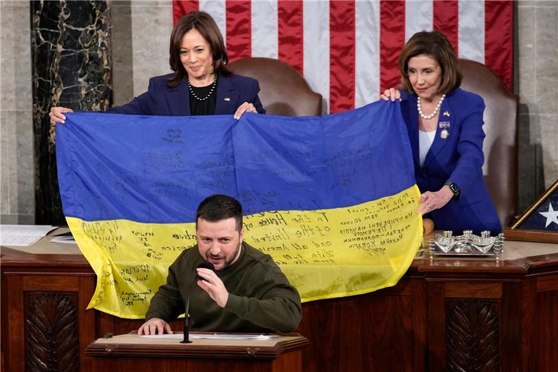 Selenskyj: Kriegsausgang bestimmt Welt der Enkelkinder Selenskyj überreichte dem Kongress eine ukrainische Flagge, die von den Frontsoldaten in Bachmut signiert wurde.