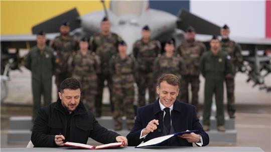 Selenskyj und Macron unterzeichneten eine Absichtserklärung zum Kauf von bis zu 100 Rafale-Jets durch Kiew.