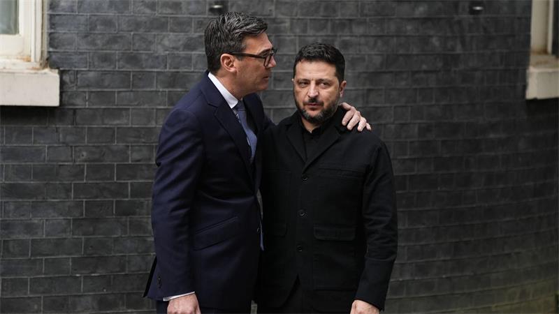 Selenskyj vor der Downing Street Nr. 10