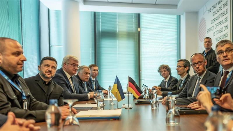 Nato-Staaten versprechen Ukraine bei Gipfel Milliardenbetrag Selenskyj war als Gast zum Gipfel eingeladen - und beriet sich unter anderem mit Kanzler Friedrich Merz.