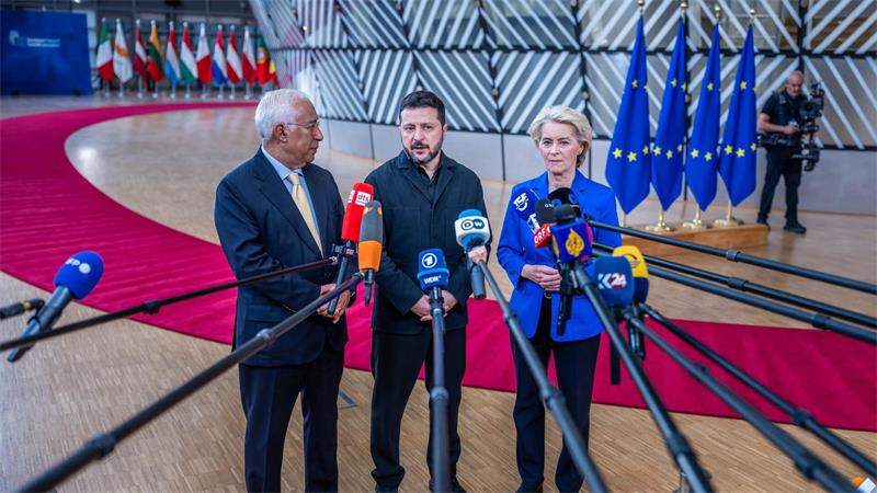 Selenskyj wurde beim Gipfel von EU-Ratspräsident António Costa und Kommissionspräsidentin Ursula von der Leyen begrüßt. 