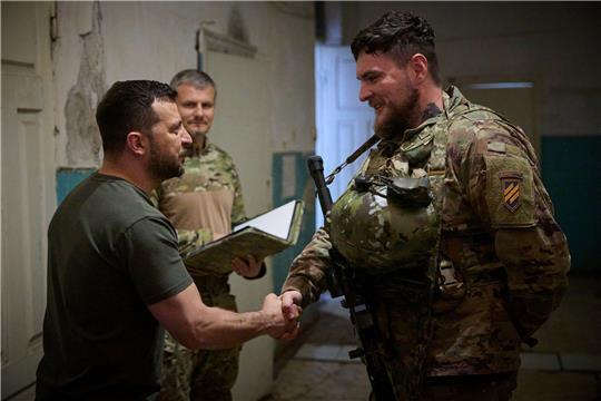 Selenskyj zeichnet einen Soldaten an der Frontlinie aus. Man müsse für jeden Kilometer, den die eigenen Truppen vorwärts kämen dankbar sein, sagte er.
