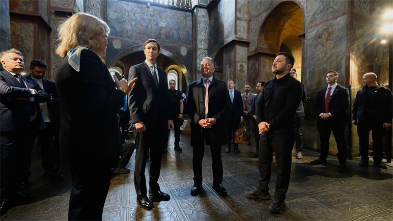 Selenskyj zeigte seinen Gästen die mittelalterliche Sophien-Kathedrale, ein Sinnbild der historischen Tradition der Ukraine.