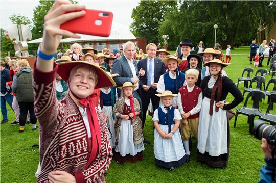 Selfie mit Regierungschef: MinisterpräsidentGünther (M.) und Tänzerinnen eines Traditionsvereins während eines Bürgerfestes. Foto: PA/dpa