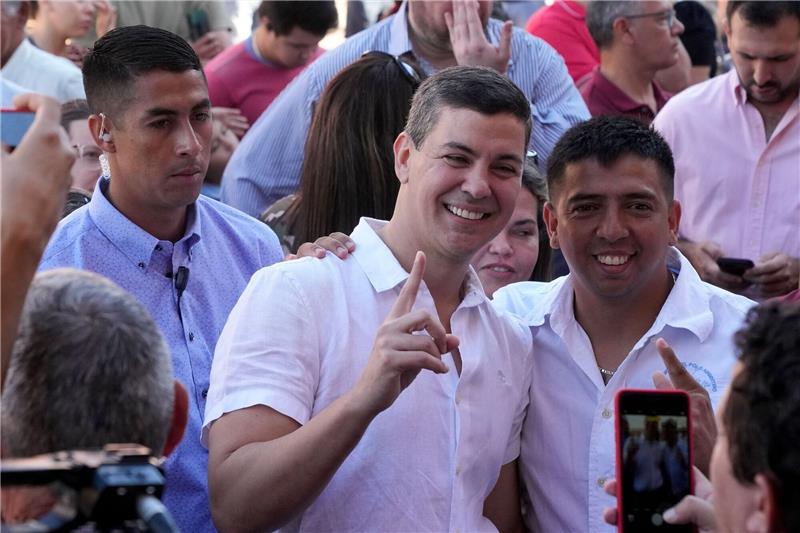 Paraguay wählt neuen Präsidenten Selfie mit dem Präsidentschaftskandidaten Santiago Peña (M) in einem Wahllokal in Asunción.