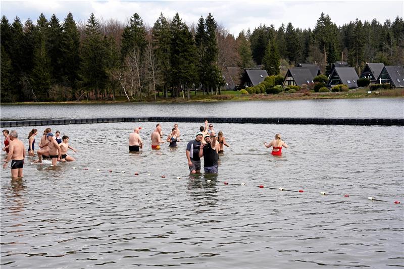 Clausthal-Zellerfeld: Anbaden im elf Grad kalten Teich Selfie und High-Five: Die Anbadenden haben im Wasser Spaß. Foto: Bode