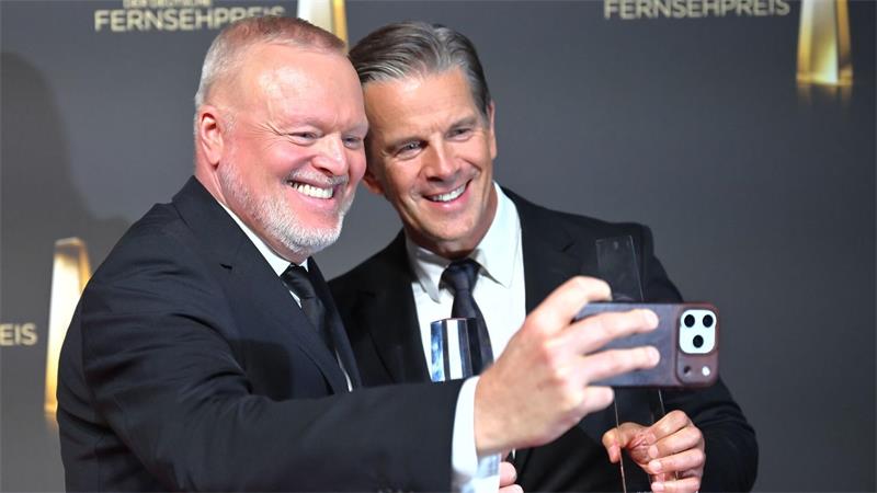 Lanz, Raab und der Weltfrieden: Fernsehpreise verliehen Selfie unter Preisträgern: Lanz und Raab.