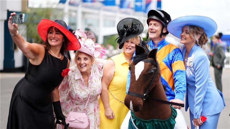 Selfie vor dem Ladies Day beim Derby-Festival in Epsom