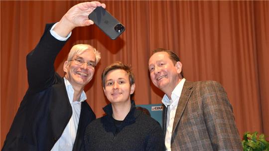Selfie zu Dritt: Der CDU-Finanzexperte und Bundestagsabgeordnete Dr. Mathias Middelberg (l.) mit dem Bundestagskandidaten Dr. Constantin Weigel (M.) und dem Kreisvorsitzenden Ralph Bogisch.