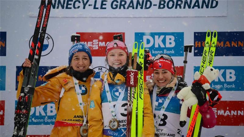 Grotian und Riethmüller: Neue Biathlon-Gesichter strahlen Selina Grotian (M) und Franziska Preuß (l) feiern einen Doppelsieg.