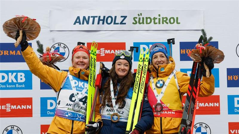 Grotian und Preuß im Sprint von Antholz auf dem Podest Selina Grotian (l) und Franziska Preuß (r) müssen nur einer den Vortritt lassen.
