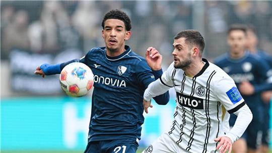 Selten auf Augenhöhe: Bochum mit Francis Onyeka (l) und Elversberg mit Lukasz Poreba.