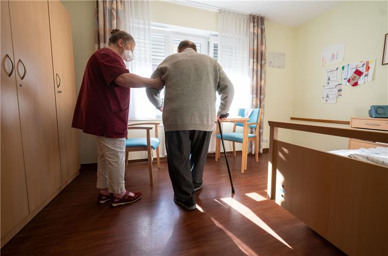 Gewalt im Pflegeheim: Mehr als nur Einzelfälle Selten ist die Gewalt sichtbar: Experten raten Angehörigen, auf ihr Bauchgefühl zu hören. Foto: picture alliance/dpa | Marijan Murat